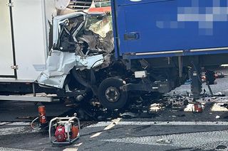  Karambol na S8 w Warszawie. 4 ciężarówki rozbite, jedna osoba zakleszczona