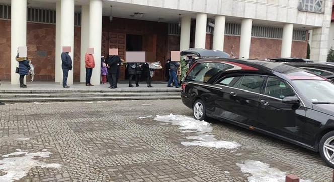 Zaszlachtował żonę i rzucił się z balkonu. Wzruszający list dzieci nad trumnami rodziców. Relacja z uroczystości 