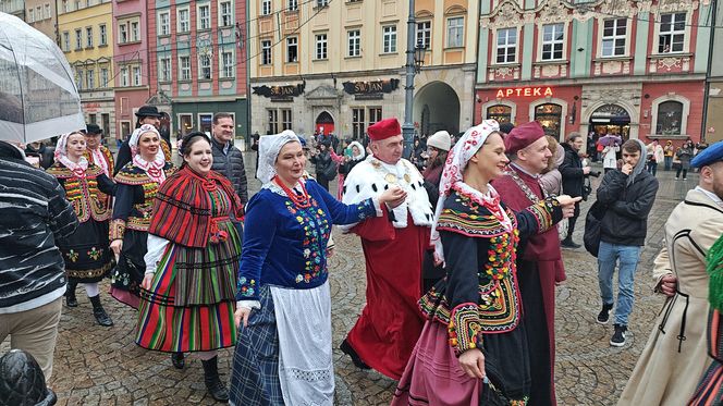 Polonez dla Fredry 2025 we Wrocławiu. Maturzyści zatańczyli na Rynku [ZDJĘCIA]