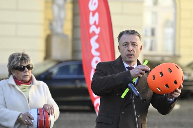 Rośnie liczba wypadków z udziałem hulajnóg. Radni Mazowsza apelują do dzieci i młodzieży: „Noście kaski i odblaski!”