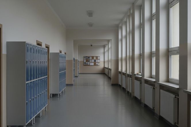 10-letnia dziewczynka zmarła po upadku w szkole. Tak tłumaczy się placówka, która nie wezwała karetki ani rodziców