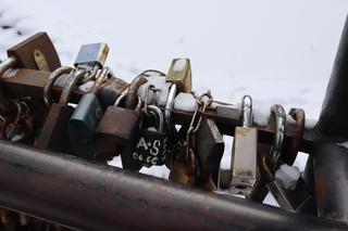 Takie kłódki wiszą na mostku miłości w Lublinie