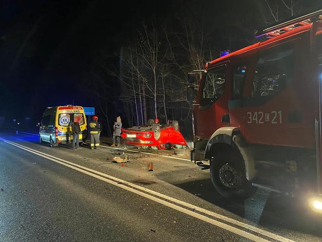 Poważny wypadek na "trasie śmierci" w Cierpicach. Auto dachowało, cztery osoby w szpitalu