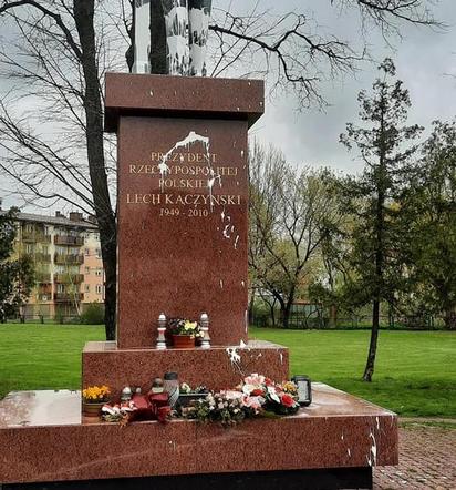 Pomnik Lecha Kaczyńskiego w Siedlcach oblany farbą. Sprawca został zatrzymany