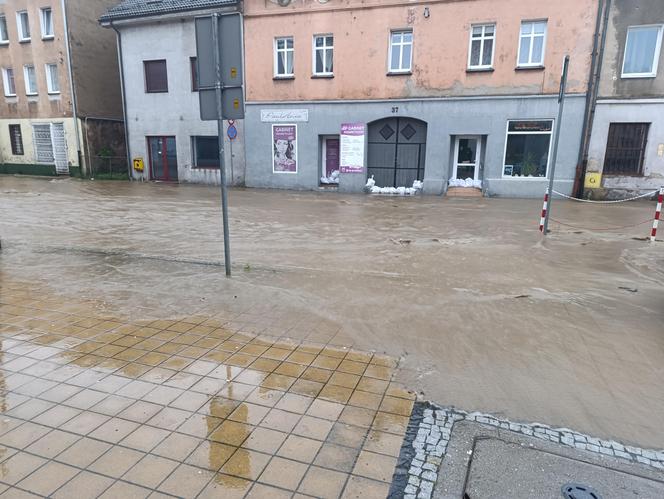 Zagrożenie powodziowe. Głuchołazy. Woda przelała się przez wały. Zalewa miasto