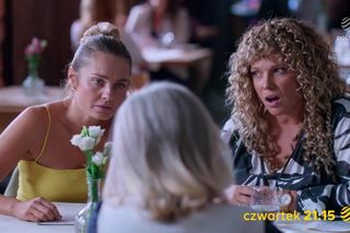 Przyjaciółki, odc. 287. Inga (Małgorzata Socha), Patrycja (Joanna Liszowska), nauczycielka Alina Brache (Bożena Adamek)