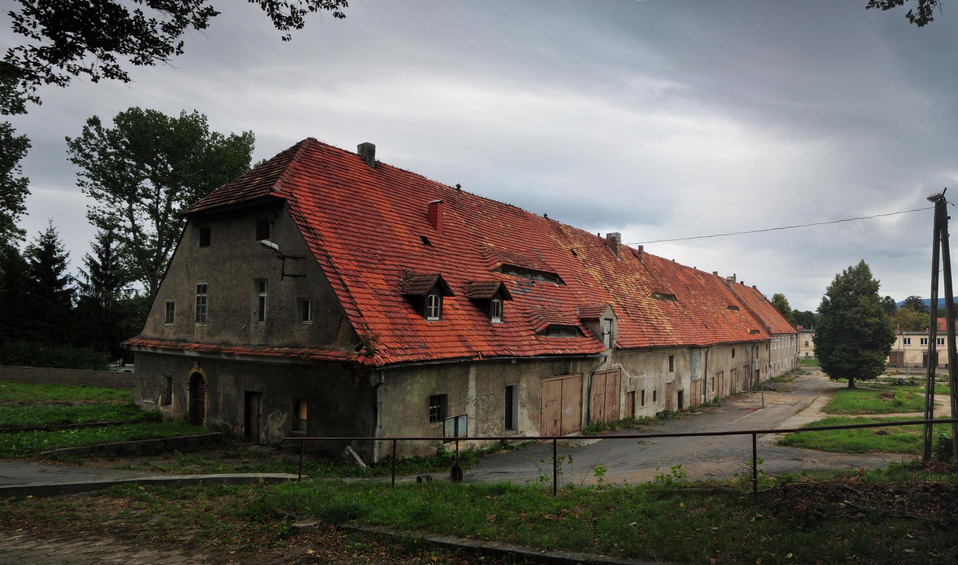 Pałac Sobieszów przed remontem – Wielka Stajnia od strony pałacu