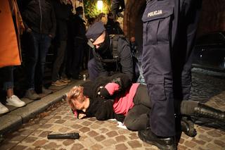 Protesty i aresztowania przed Wawelem podczas wizyty Jarosława Kaczyńskiego