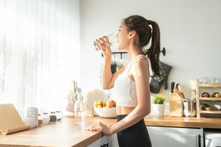 W czasie upałów trzeba pić więcej. GIS podaje, ile dokładnie wody potrzebujesz