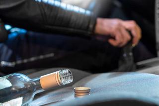 Na połowie warszawskich stacji paliw pijany kierowca może kupić alkohol