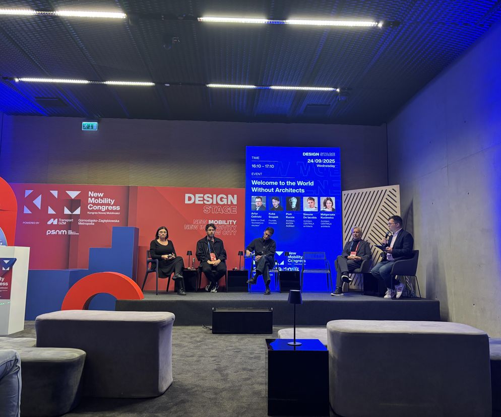 Panel dyskusyjny z Kongresu Nowej Mobilności w Katowicach, „Welcome to the World Without Architects”. Widoczni moderatorzy i paneliści na scenie Design. W tle widoczne logo New Mobility Congress i hasło Design Stage. O tego typu wydarzeniach przeczytasz na portalu Architektura Murator Plus.