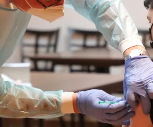 Prawie 100 osób z zarzutami za fałszowanie certyfikatów covidowych. Do Kalisza przyjeżdżali z całej Polski