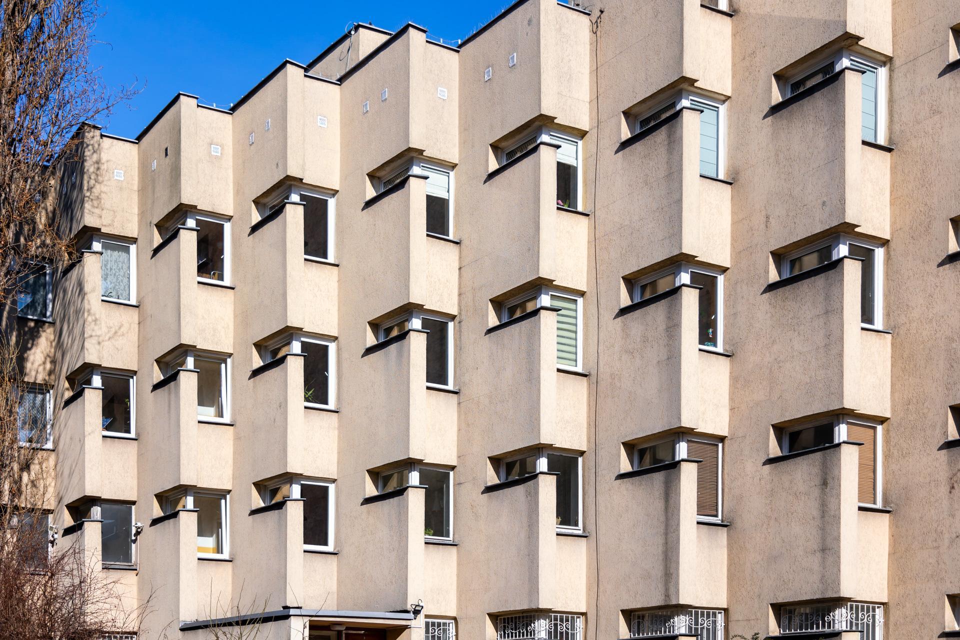 Blok PRL na ul. Koziej 9 - zobacz budynek, który z zmienia się wraz z punktem widzenia