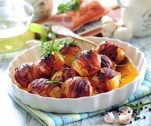 Ziemniaki owinięte boczkiem: pycha przekąska z pieczonych ziemniaków