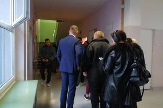 Wybory 2023: Tak głosują Krakowianie. Przed lokalami wyborczymi nadal wiadać kolejki