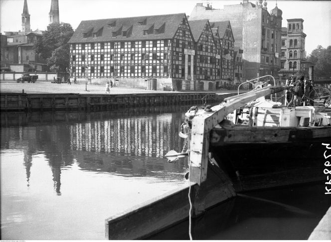 Tak wyglądały spichrze nad Brdą w Bydgoszczy przed pożarem w 1960 roku. Ogień strawił doszczętnie dwa z nich