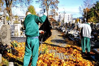 „Pamięć, szacunek, resocjalizacja” – więźniowie posprzątali na Cmentarzu Centralnym w Siedlcach