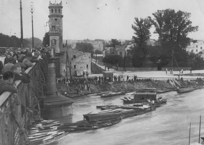 Warszawiacy z mostu Poniatowskiego obserwują wzrastający poziom wody w Wiśle (1934)