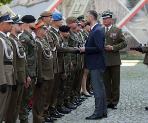 Szef MON wręczył odznaczenia żołnierzom