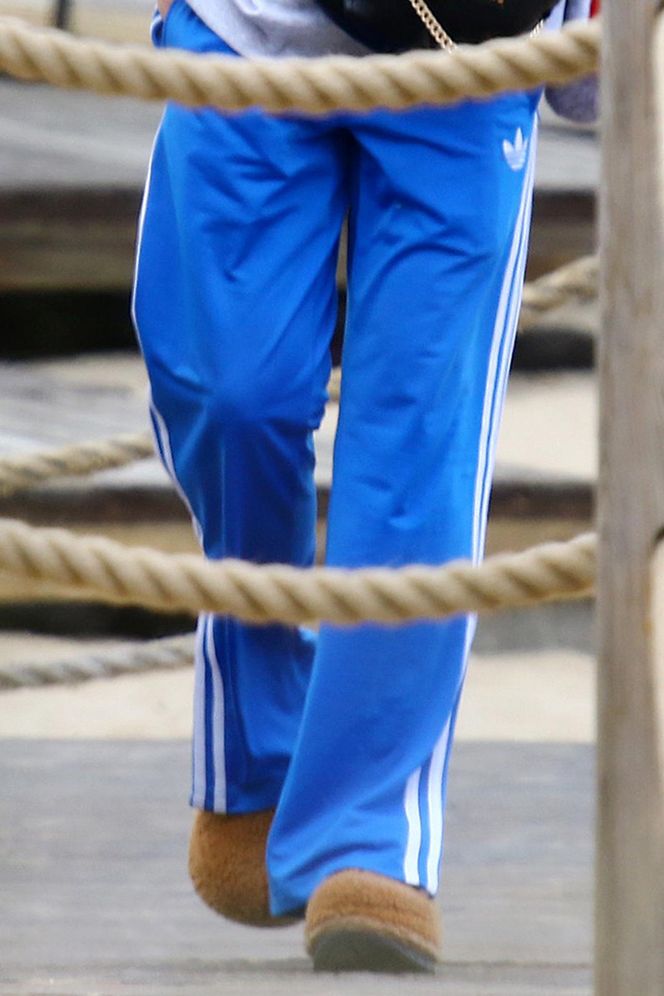 Kayah. Leczyła gardło i opalała kolana