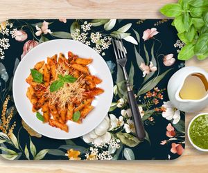 Podkładki pod talerze gotowe i hand made. Praktyczny i dekoracyjny detal na stół, który warto kupić – zobacz, co oferują sklepy