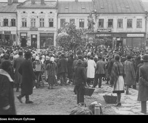 Handlujący pod pomnikiem Tadeusza Kościuszki w Rzeszowie. 1918 - 1939.