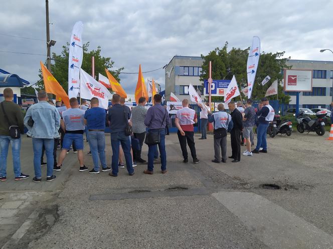 Trwa strajk generalny w Altrad Mostostal. Protestujących poparli związkowcy z Mostostalu Siedlce - zobacz zdjęcia!