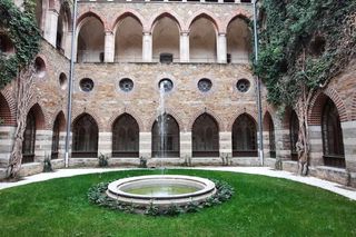 Okna w przyziemiu pałacu Marianny Orańskiej