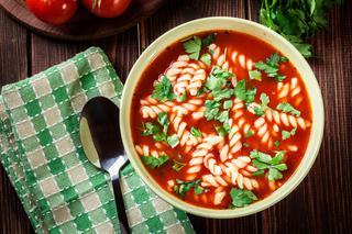 Obiad do 10 złotych: zupa pomidorowa z makaronem [WIDEO]