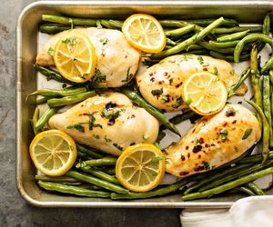 Piersi kurczaka z fasolką szparagową z piekarnika