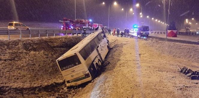 Wypadek na A4. Kierowca autobusu zjechał nagle z drogi i wjechał w bariery energochłonne