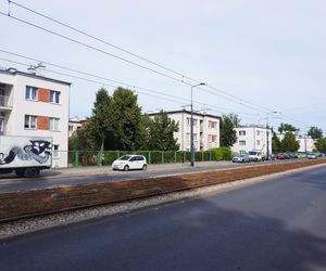 Kamienica mieści się przy ruchliwej ulicy Obozowej stanowiącej połączenie tramwajowe Bemowa z Wolą i dalej ze Śródmieściem