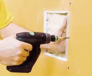 Naprawa płyt gipsowo-kartonowych. Jak usunąć dziury i pęknięcia?