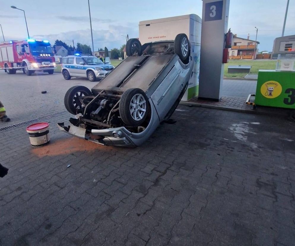 Kolizja na stacji paliw w Krobi. Osobówka przewróciła czterokołowiec