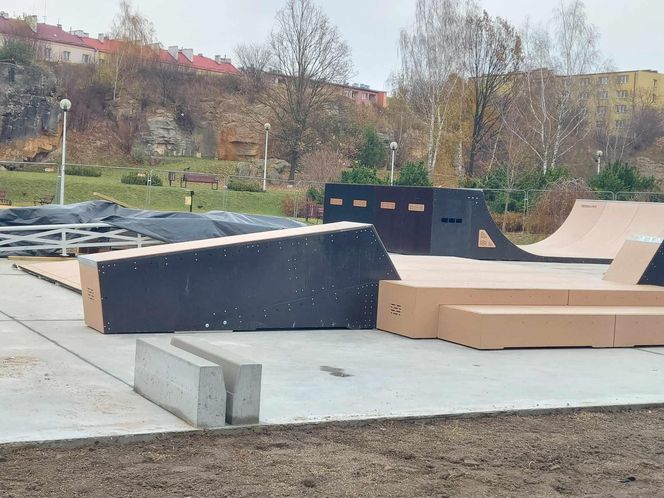 Skate Park Starachowice. Większość urządzeń już zamontowano