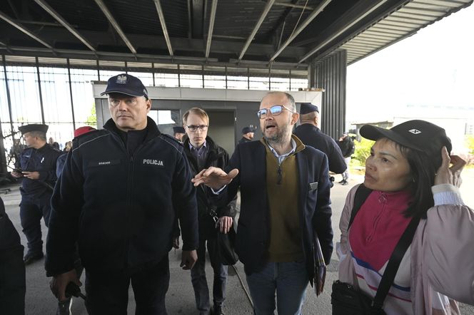 Komornicy na Modlińskiej. Nerwowe starcie przy hali na Białołęce. Ostry konflikt kupców z zarządcą hali