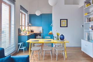 Mieszkanie Leszka przeczy stereotypom! Nie bał się ani kontrastów, ani kolorów!