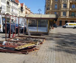 Budki z kwiatami na Placu Wolności w Bydgoszczy znikają