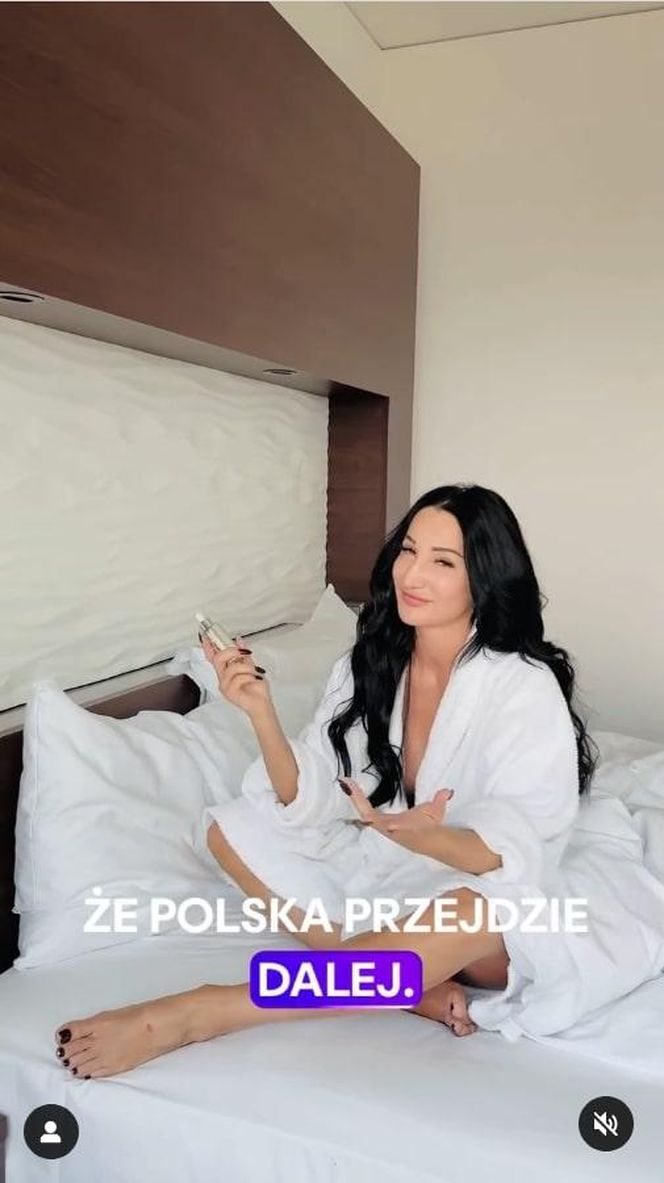 Justyna Steczkowska chwali się nagraniem z łóżka. Jej ciało zakrywa tylko szlafrok!