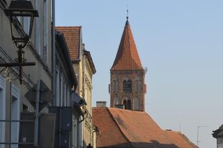 Chełmno, Widok na szkołę Kadetów (XVII w.),  w tle wieża Kościała Garnizonowego