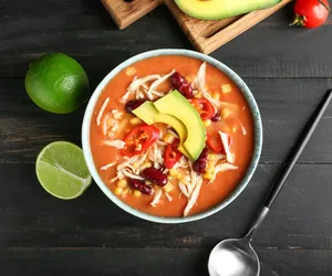 Błyskawiczna zupa z kurczaka w meksykańskim stylu - przepis na zupę enchilada