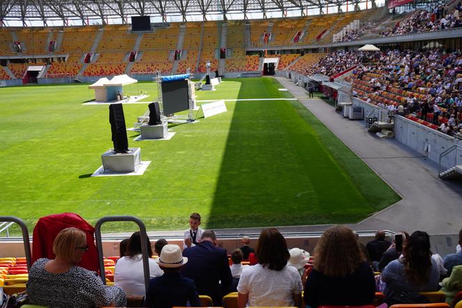 Kongres Świadków Jehowy Białystok 2024. Tłumy wiernych na Stadionie Miejskim