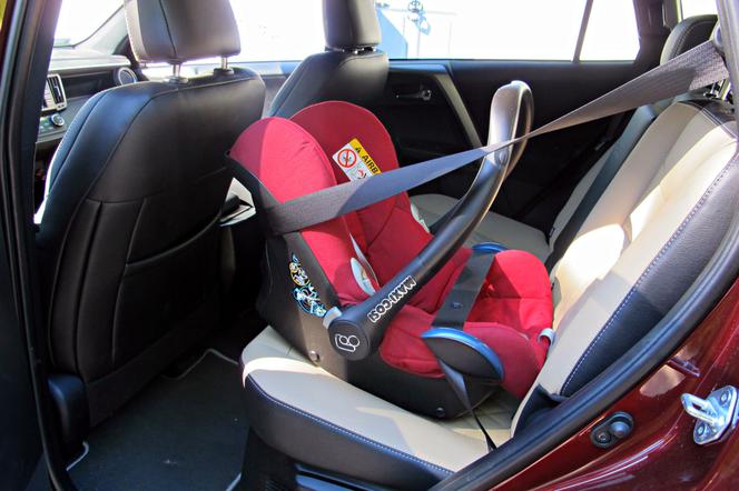 Fotelik dziecięcy w Toyocie RAV4 Hybrid