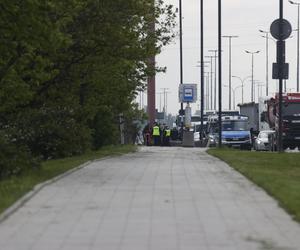 Aktywiści znów blokują Warszawę. Przykleili się do mostu, interweniowało pogotowie