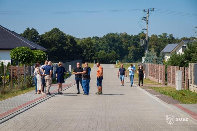 Odebranie drogi w Adamowie. 900 metrów za 2 miliony złotych