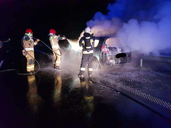 Na drodze krajowej nr 6 spłonęło auto