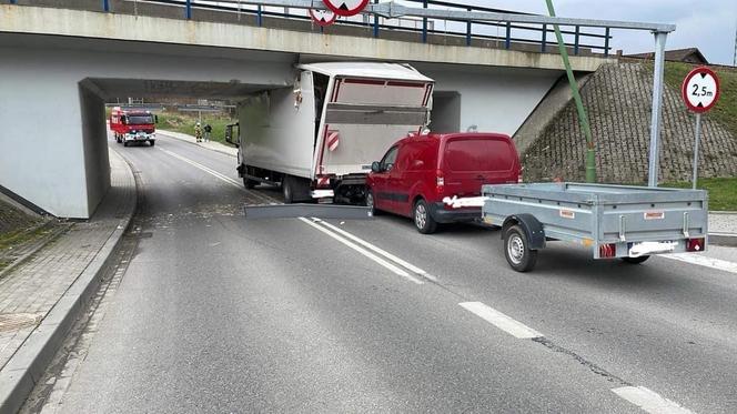 Dostawczak nie zmieścił się pod mostem. W tył auta wjechała osobówka 