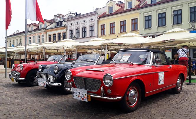 XX Podkarpacki Rajd Pojazdów Zabytkowych - konkurs elegancji na Rynku w Rzeszowie