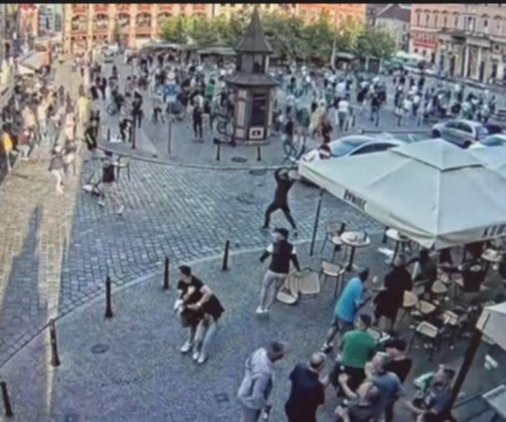 Wrocław. Burdy kibiców na Starym Rynku. Interweniowała policja [ZDJĘCIA].