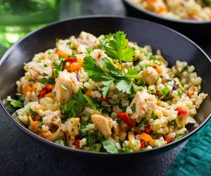 Sałatka z kaszą pęczak. Zdrowe danie do zjedzenia w domu, jak i do pracy